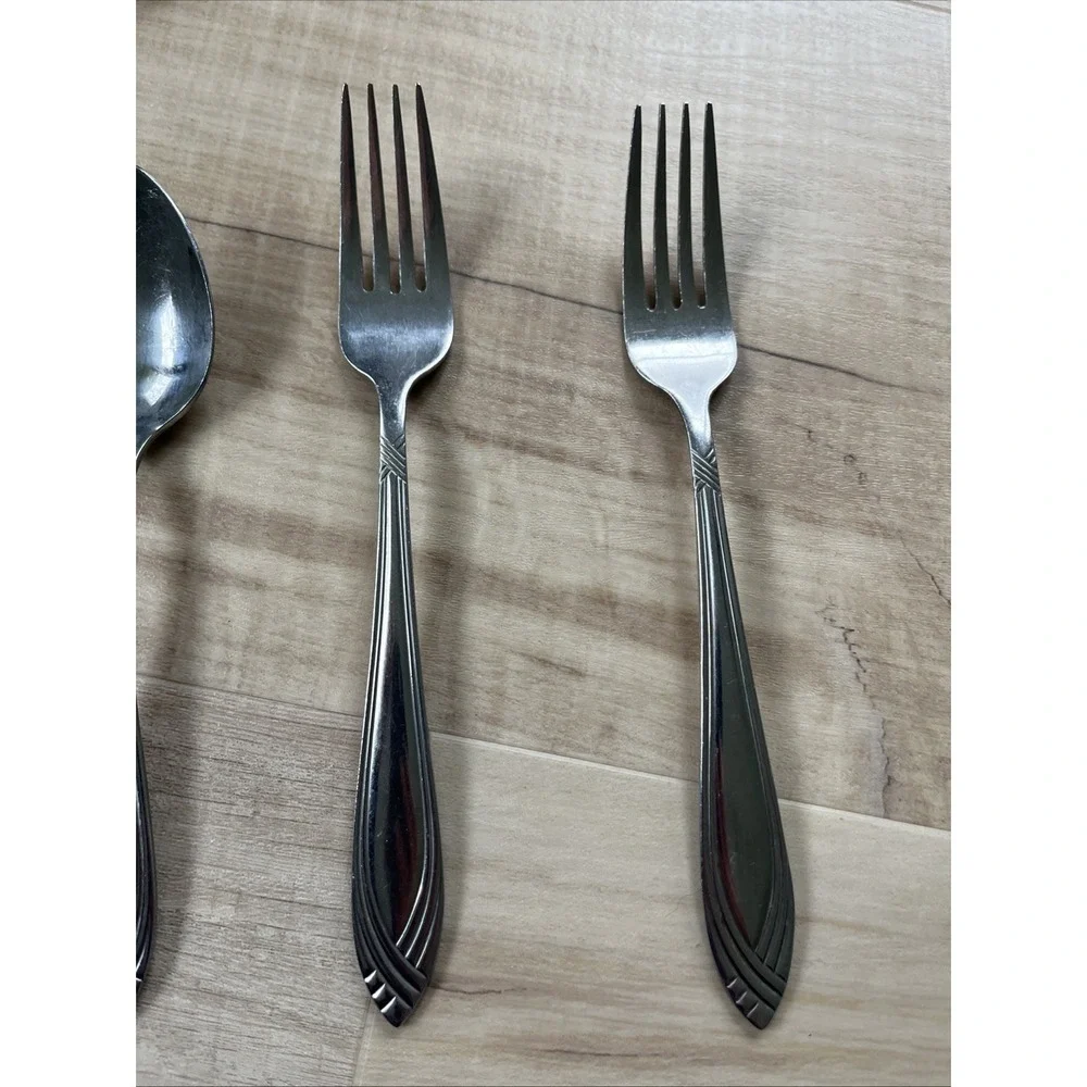 SET OR 4  WINDWARD  ONEIDA 18-0 Stainless‎ 2 Spoons And 2 Dinner Forms